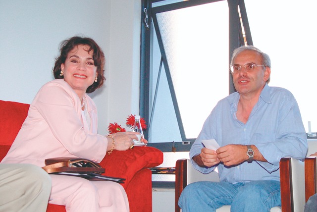 Regina Duarte visita a sede da Editora Izzon, que publica a revista Mérito
